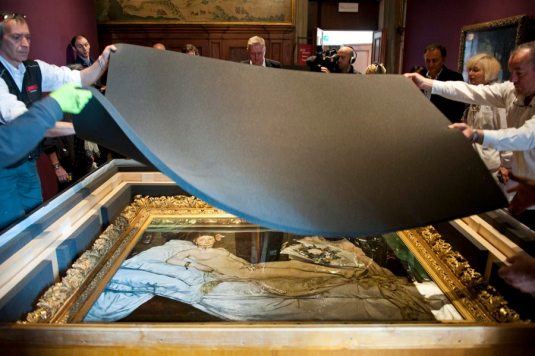 "Olympia" de Manet en train d'être sortie de sa caisse de transport. © Nicolas Krief – à Fondazione Musei Civici Venezia.