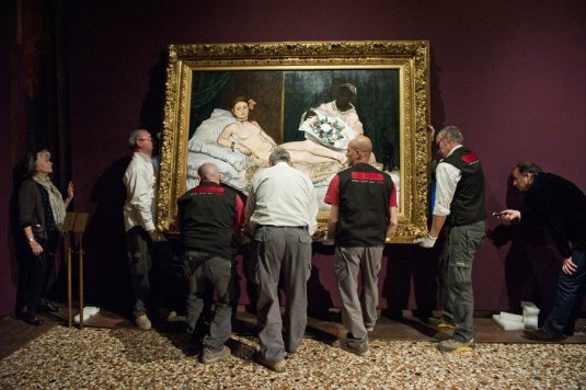  Accrochage d'"Olympia" de Manet © Nicolas Krief – à Fondazione Musei Civici Venezia.